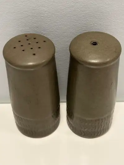 SALIÈRE POIVRIÈRE SALT & PEPPER SHAKERS VINTAGE KAKI MID CENTURY, View more