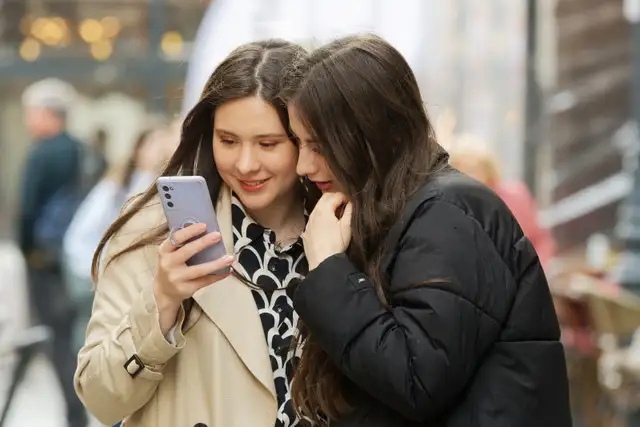 Make $100–$300/Month From Your Phone Mini Course