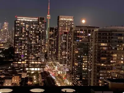 Master Bedroom for Rent – Stunning CN Tower & Lake Views