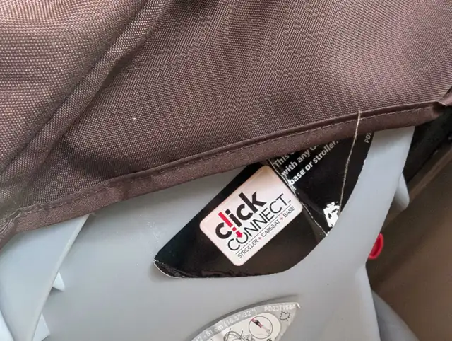 baby car seat in Strollers, Carriers & Car Seats in Oakville / Halton Region - Image 6