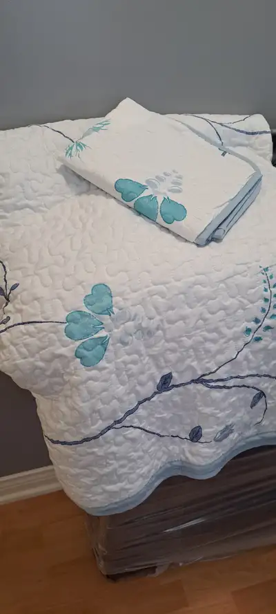 Twin Size Floral Quilt and Bedding Set, View more