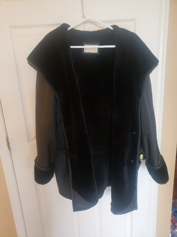 fur lined black winter coat with hood in Women's - Tops & Outerwear in Ottawa