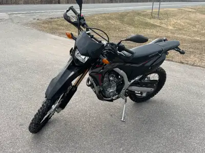 Moto Honda CRF 250 noir 2020 9000 km Vient avec hand guard, skid plate, sans garde-boue arrière et c...