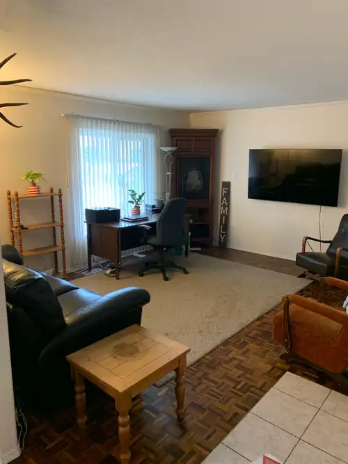 A cozy 4 bedroom 3 level house with one full bath room in the main floor and a toilet and shower in...