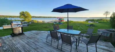 Waterfront Cottage-4 BR steps to Golf course. 1 hr 15 min frm TO