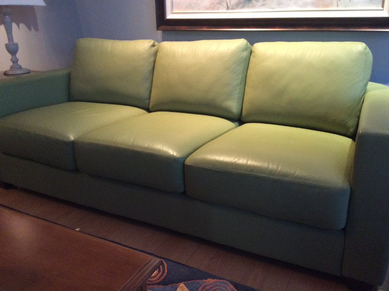 Sofa 3 places en cuir véritable Sofas et futons Ville de Montréal