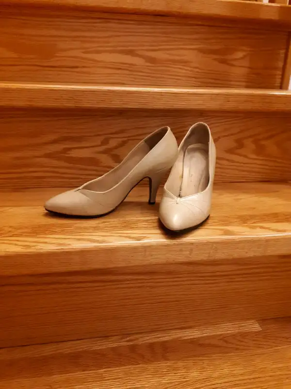 Classic high heel pump (size 7.5) in Women's - Shoes in Edmonton - Image 6