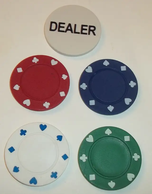 200 Chips Poker Set:  Case, 2  Card Decks,5 Dice. Dealer Button in Toys & Games in Brantford - Image 10