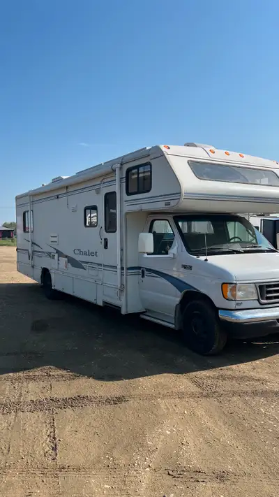 2003 Winnebago Chalet 31ft – Off-Grid Ready & Fully Renovated – $29,000 Looking for the perfect adve...