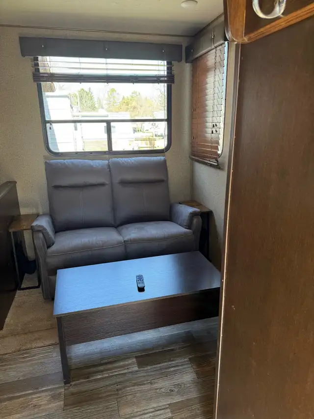 2016 Forest River Wolf Park Toy Hauler Fifth Wheel in Travel Trailers & Campers in London - Image 9