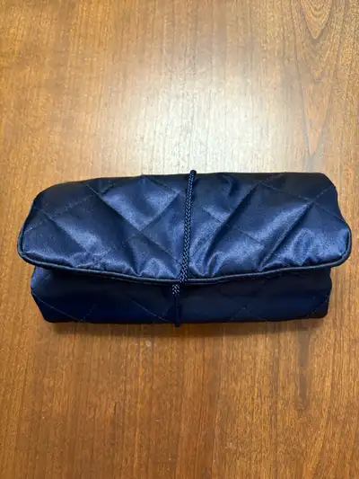 New, navy satin, zippered jewelry organizer. Measures 11x7 when op. Pick up in Silver NW.