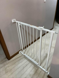 Baby gate and 4 wall protectors 