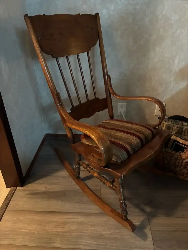 Rocking chair in Chairs & Recliners in Stratford - Image 2