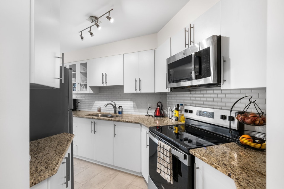 Spacious 2 Level , 2 Bedroom Stacked Townhome - West Centretown 5