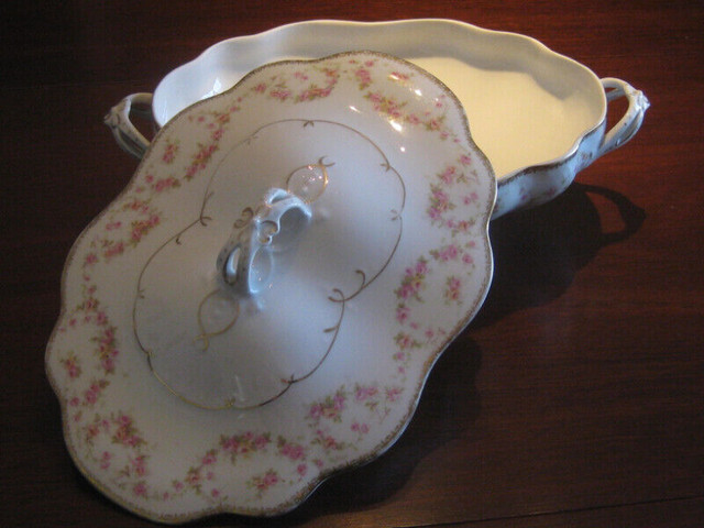 Antique Porcelain Covered Tureen in Arts & Collectibles in Mississauga / Peel Region - Image 2