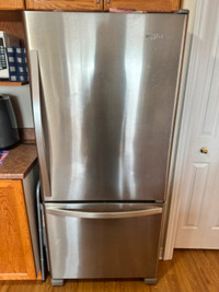 Whirlpool 30-inch W 19 cu ft fridge with bottom freezer