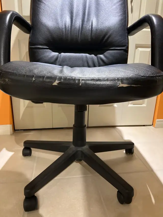 Office Chair in Chairs & Recliners in Markham / York Region - Image 5