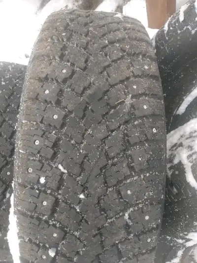 4 pneus d'hiver à clous 235/75/R16 de marque Nordman avec jantes en acier balancé et prêts à être in...