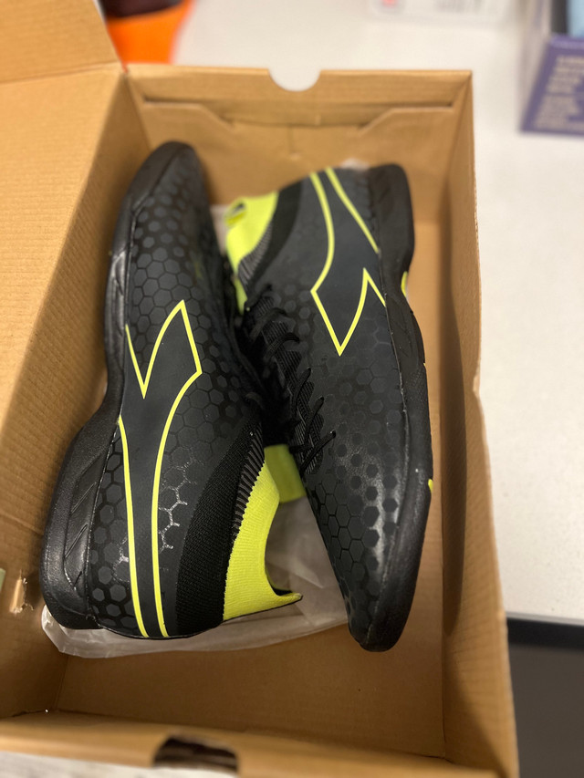 Men’s indoor soccer shoes in Soccer in Strathcona County - Image 2