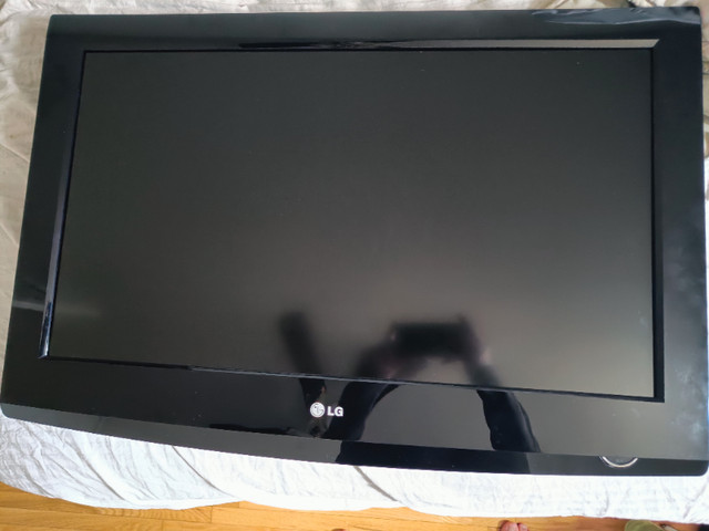 selling 32 inch tv with remote and wall mount in Video & TV Accessories in Mississauga / Peel Region