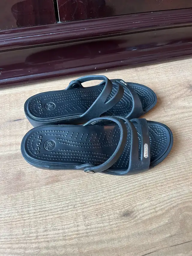 Crocs sandal women size 5 in Women's - Shoes in City of Toronto - Image 3