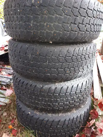 4 Pneus d hiver à clous 225/60/R16 Wintercat XT Dean Incluant les roues d acier Dimension du trou au...