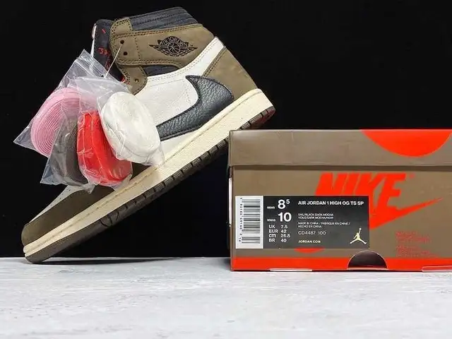 AIR JORDAN 1 HIGH OG TS SP 'Travis Scott' -  Size 8.5 in Men's Shoes in Québec City - Image 3