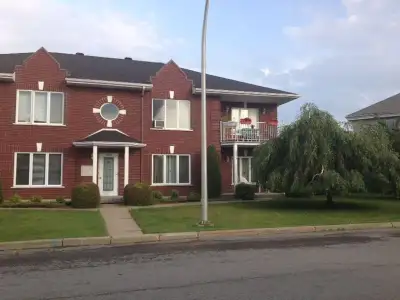*Superbe 4-1/2 style condo de 1,100 pieds carrés *Grande cuisine, beaucoup d'armoires *Thermopompe n...