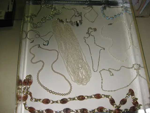 ÉPINGLETTE - BIJOUX - BRACELETS  FITBIT - COFFRES BIJOUX in Arts & Collectibles in Laval / North Shore - Image 6