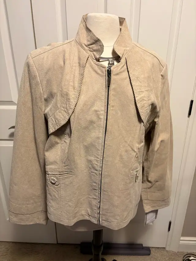 Woman’s Suede Jacket in Women's - Tops & Outerwear in Oakville / Halton Region - Image 3