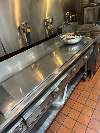 Restaurant plaque or grill Miraclean 5 feet for 7000$ Natural gas With stand Needs to be gone ASAP I...