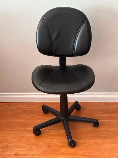 Chaise de bureau hauteur ajustable Siège pivotant, avec dossier mi-hauteur en vinyle. Comme neuve. P...