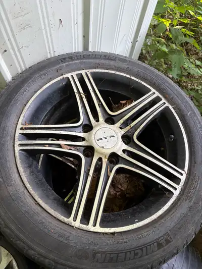 I have 4 16’ rims that came with my 2013 veloster turbo. TIRES ARE NO GOOD! Asking 180$ OBO