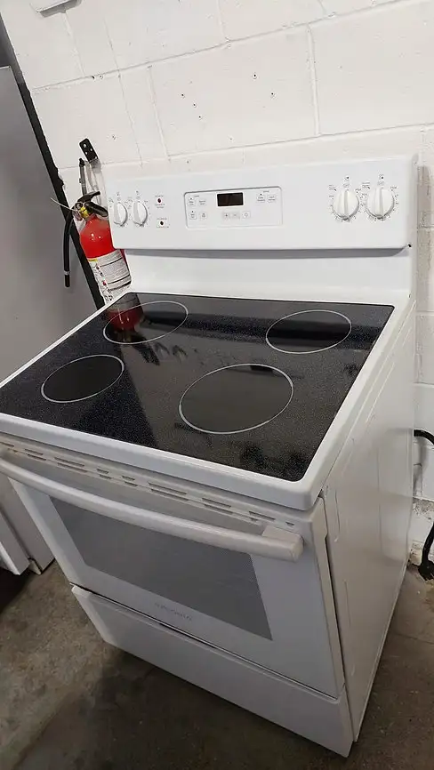 Insignia 30” Electric Stove5 Cu. Ft. Oven | White | Used in Stoves, Ovens & Ranges in Mississauga / Peel Region - Image 2