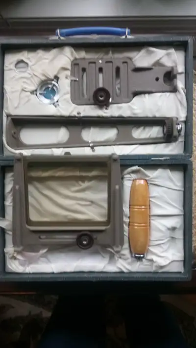 A unique addition to vintage photographic equipment. Excellent condition, booklet included. This ad...