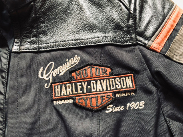 Manteau femme Harley Davidson grandeur small  dans Femmes - Hauts et vêtements d'extérieur  à Granby - Image 4