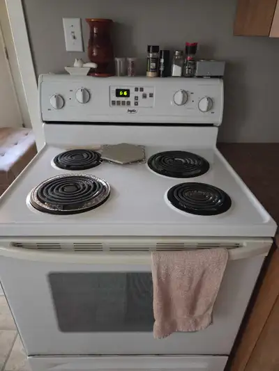 Je vends cet ensemble d'électroménagers comprenant une cuisinière, une laveuse Inglis et un réfrigér...