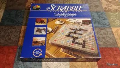 Jeu de Société Vintage Scrabble Édition DeLuxe en Anglais avec Plateau de Jeu Rotatif pour 2 à 4 Jou...
