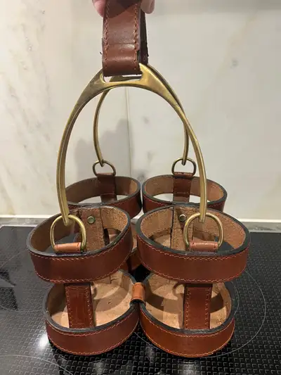 Serveur de quatre bouteilles en cuir et laiton de Global Views. Originale et chic, cette pièce est f...