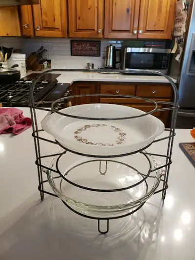 Vintage 1940,s pie cooling rack or carrier. It can hold 4 pies to cool or as a display. Great decor...