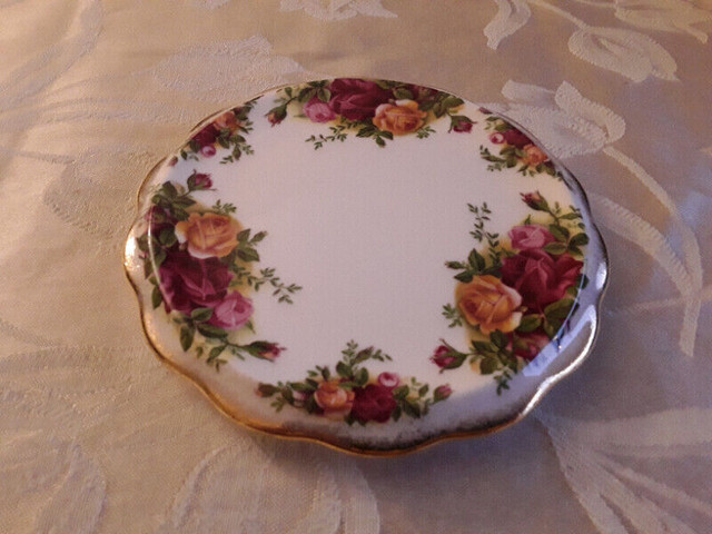 BONE CHINA TRIVET - OLD COUNTRY ROSES, ROYAL ALBERT in Arts & Collectibles in City of Toronto - Image 2