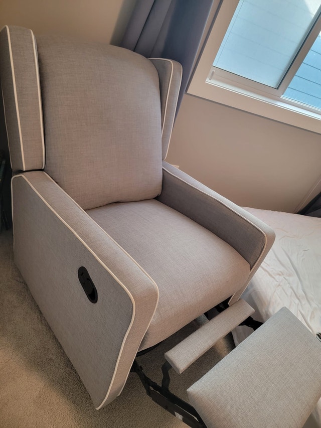 Baby Knightly Swivel Reclining Glider Feeding & High Chairs Calgary