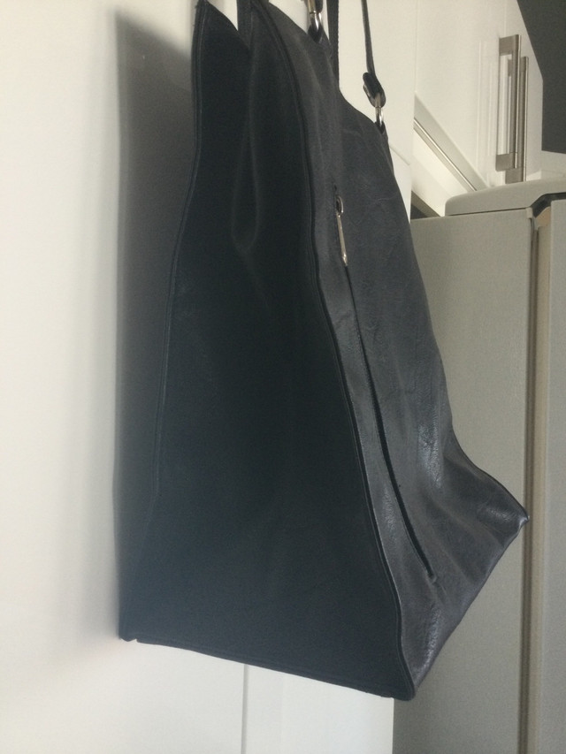 Sacoche noire en cuir dans Femmes - Sacs et portefeuilles  à Saint-Hyacinthe - Image 2