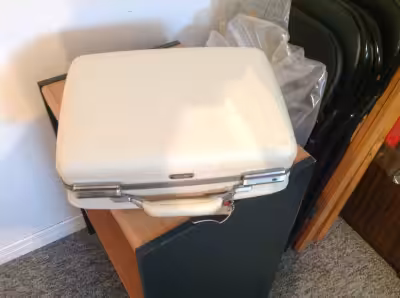 Valise 12 pouces par 16 pouces Vient avec la clé pour la serrure Prix: 40$ En argent comptant seulem...