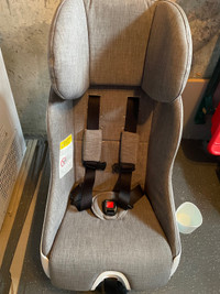 Clek Foonf car seat gray in perfect like new condition