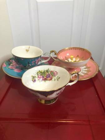 GY. "Aynsley" Bone China Pink & Gold Gilt Tea Cup and Saucer Eng in Arts & Collectibles in Burnaby/New Westminster