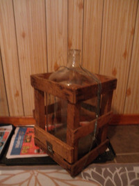 Cruche à Vin  dans caisse en bois  - Wine / water jug in crate