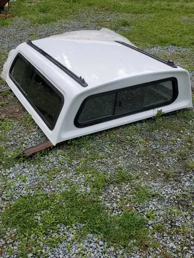 FITS: 2005 - 2015+ TACOMA (6ft box) Comes with hardware for box and 2 removavble THULE roof rails. (...