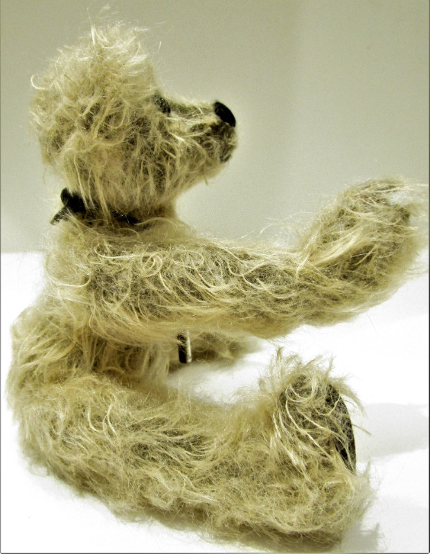 "BURTON", CANADIAN ARTIST, MOHAIR JOINTED BEAR (#117) in Arts & Collectibles in Hamilton - Image 4