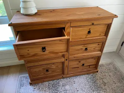 Wooden Dresser/ Commode en bois - 41"h x 46"w/l x 18"d/p, View more